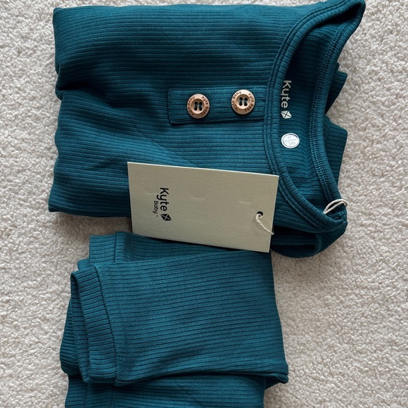 Kyte BABY Other - Kyte Baby Ribbed Henley Two Piece Button Up Set - 4T - Loch - NWT
